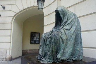 ТОП-10 необычных памятников Праги